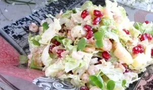Take a tablespoon and mix everything. Be sure to evenly distribute the Peking cabbage in a salad mixed with shrimp. With the resulting sa...