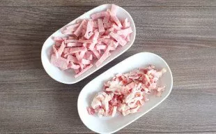 While the dough is in the refrigerator, prepare the filling. Cut the ham into thick strips. Bacon in small pieces.