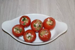Stuff the tomatoes with the filling.