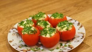 Sprinkle the appetizer with herbs and serve. Enjoy your meal!