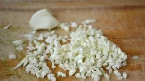 Peel the garlic cloves and chop finely, you can oversqueeze.