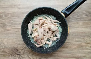 Separate the cooked chicken from the bones and divide into pieces. Put in a pan with vegetables and stir everything for 6 minutes.