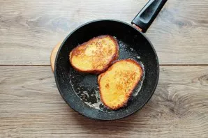 Put the croutons in a hot pan and fry on both sides, lightly pressing, about 3-5 minutes over low heat. Remove the toast from the pan and...