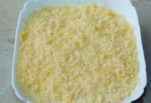 Sprinkle grated cheese on top of the salad. Put for a couple of hours in the refrigerator so that the layers are slightly absorbed.