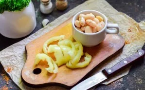 Peel the sweet pepper and cut it into strips. Also prepare the beans, boil them in advance or use canned.