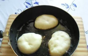 Heat the pan with vegetable oil, add pancakes and fry until golden brown.