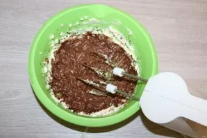 Set aside a few tablespoons of chocolate mass to the top of the cake. Gradually pour in the rest and beat together with the butter.