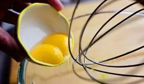 For the filling, mix the yolks, juice and lime peel.