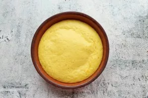 Smear a baking sheet with a diameter of 18 centimeters with vegetable oil and pour half the dough. Place in a hot oven and bake at a temp...