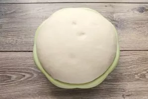 Dissolve fresh yeast, salt and sugar in warm water. Pour in vegetable oil and mix. Mix half the flour with baking powder and add to the l...