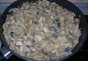 Now mix the mushrooms and onions, salt and fry everything together for another couple of minutes.