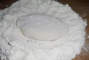 Now we form a cake, roll it in flour.