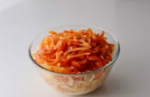 Cut the peppers into slices, put in a bowl with vegetables.