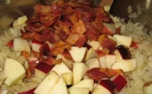 Mix cabbage with potatoes, chopped apples and onions.