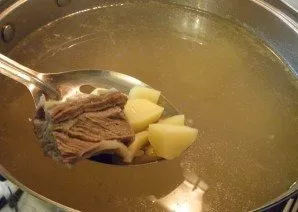 Add potatoes to the cooked meat.