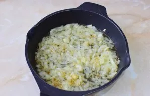 Then pour wine into the onion and simmer until reduced to half the volume. Stir.