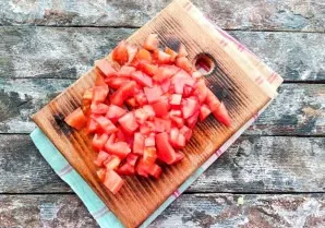 Wash the tomatoes well, dry with paper towels and cut into medium-sized pieces.