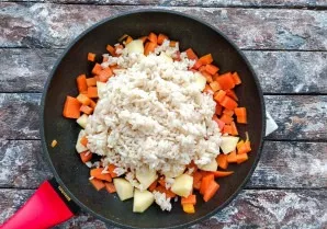 Pour half-boiled rice into the pumpkin with the apple, stir, pour a little water and simmer for 15 minutes.