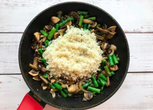 Rinse the rice well and put it in a pan.