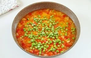 Add water, peas and salt to taste. After boiling, cover the pan with a lid and cook over low heat for 20 minutes.