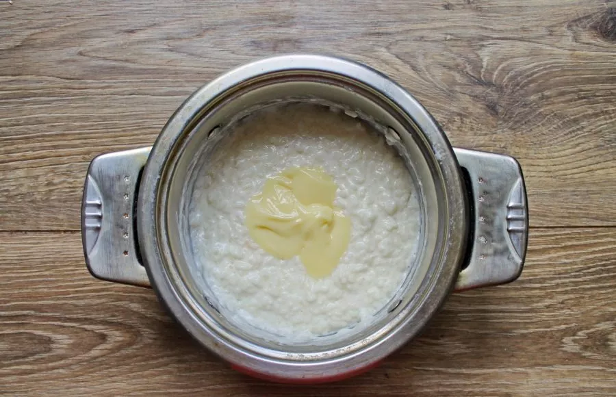 Remove the porridge from the heat and pour in half of the condensed milk. Mix everything and add the remaining condensed milk if desired.