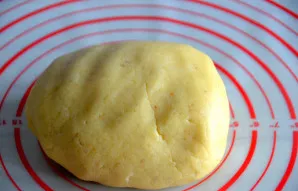 Knead the dough briefly so that there is no prolonged contact with your hands and the butter does not start to melt.