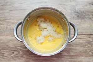 Remove the pot from the heat, let it cool slightly and add the swollen gelatin. Mix everything until smooth.