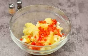 Peel the sweet paprika and chop finely and add to the salad.