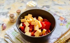 Mix all the ingredients in a salad bowl.
