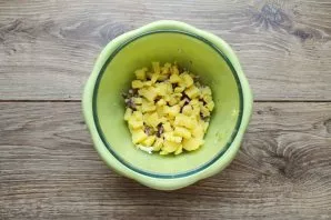 Cut the potatoes into small cubes or strips and put in a bowl with vegetables and egg.