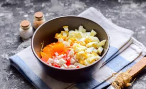 Mix all the ingredients in a salad bowl.