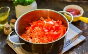 Cut into strips paprika. Shake everything in a saucepan.