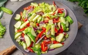 Cut fresh cucumbers into thin slices, add to vegetables.