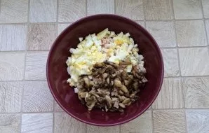 Peel the mushrooms, chop them finely and fry in a pan with sunflower oil. Put in a bowl.