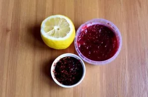 Mix soy sauce with lingonberry puree, pour lemon juice, sugar, chili flakes. Stir.
