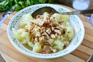 Mix cabbage with nuts.