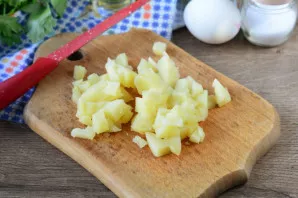 Cut the boiled potatoes into cubes. Since the dough is ready and cooks quickly, I advise you to cook the potatoes.