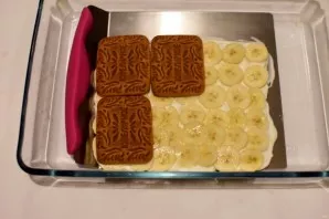 Put a layer of banana slices on top of sour cream. Put another layer of cookies on top.