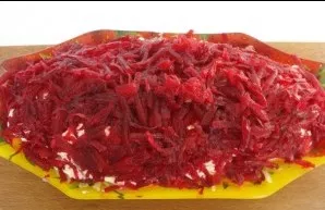 Coat the carrots with mayonnaise. Spread the grated apple on top of the carrots, we distribute the grated beets on top.