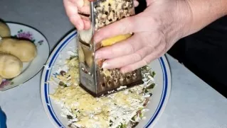 We grate the potatoes and sprinkle the top.
