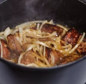 Put the meat in the oil. Bake until a brown crust appears. Then add the onion, a pinch of cumin, 1/2 salt and ground black pepper. Mix ev...