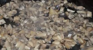Cut the mushrooms into small cubes and fry in vegetable oil.