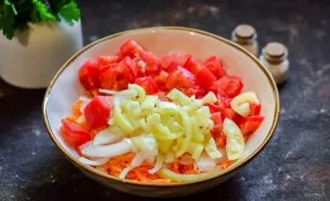 Wash and dry the tomatoes, cut into cubes. Peel the sweet peppers and cut into strips.