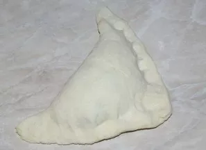 Shape the cake by pressing the edges of the dough. Option 1.