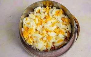 Put another layer of chopped chicken eggs.