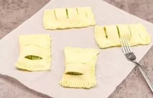 Cover the filling with the other side of the dough and fix the edges with a fork.