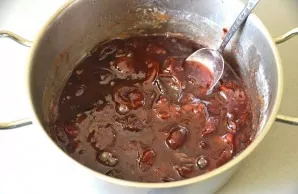Pour the jam into sterilized jars that have already cooled down and roll up.