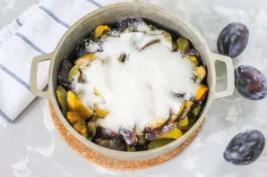 Pour sugar, pour water and lemon juice. Instead of lemon juice, you can add a pinch of citric acid to highlight the sweetness of the treat.