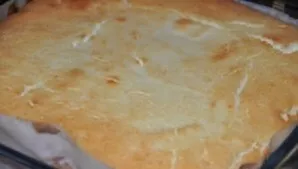 It is important to take care that our fluffy curd casserole turns evenly brown and the top does not burn. Then let cool slightly.