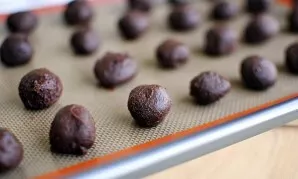 Form small balls with a small teaspoon and put in the refrigerator for 30 minutes to firm up.